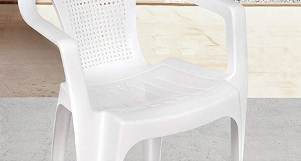 Lot 140 chaises de jardin à petit prix en plastique blanc ou vert foncé Solano