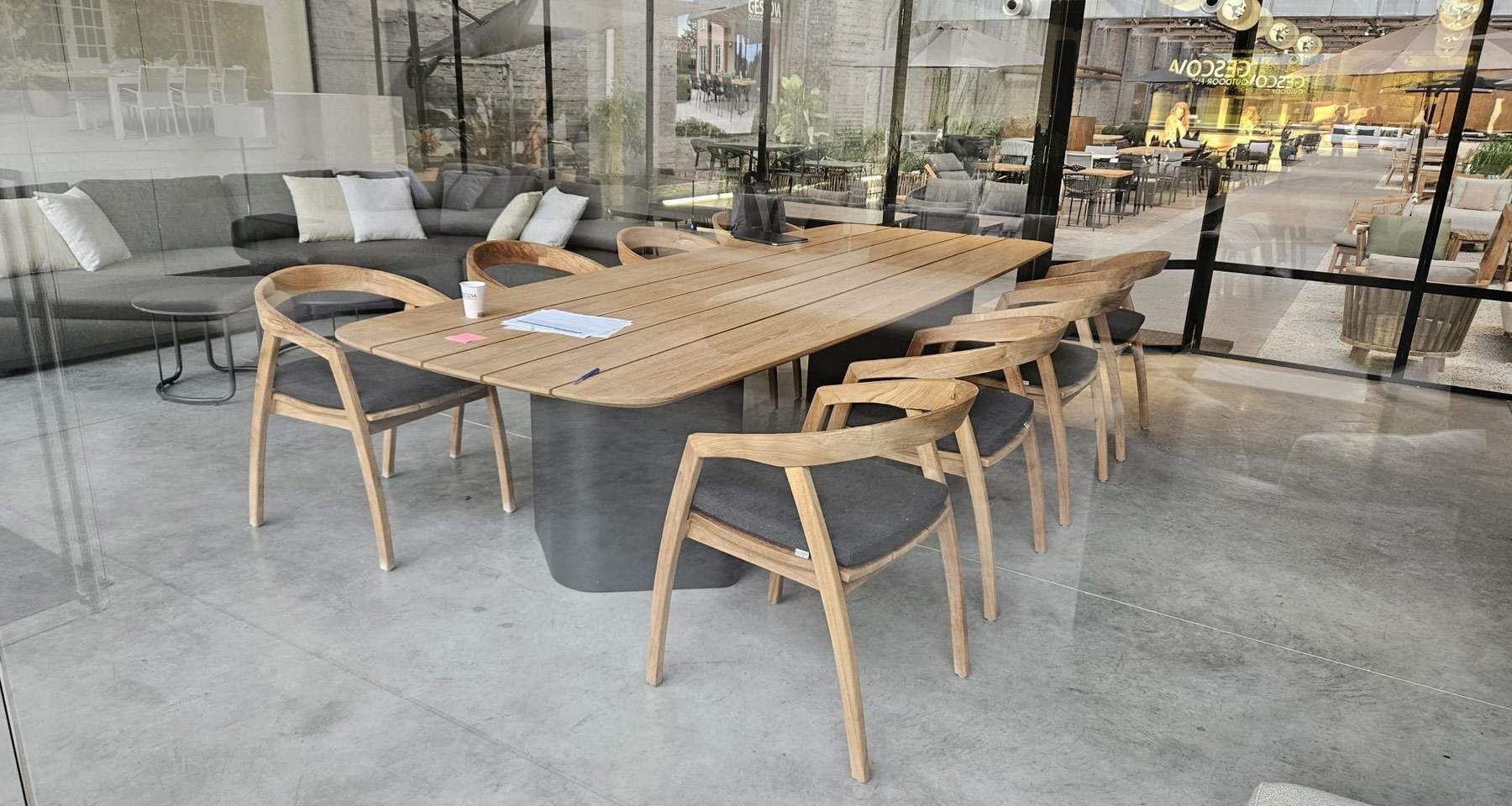 Grande table de jardin de 320 cm pour 14 personnes en teck Rossi