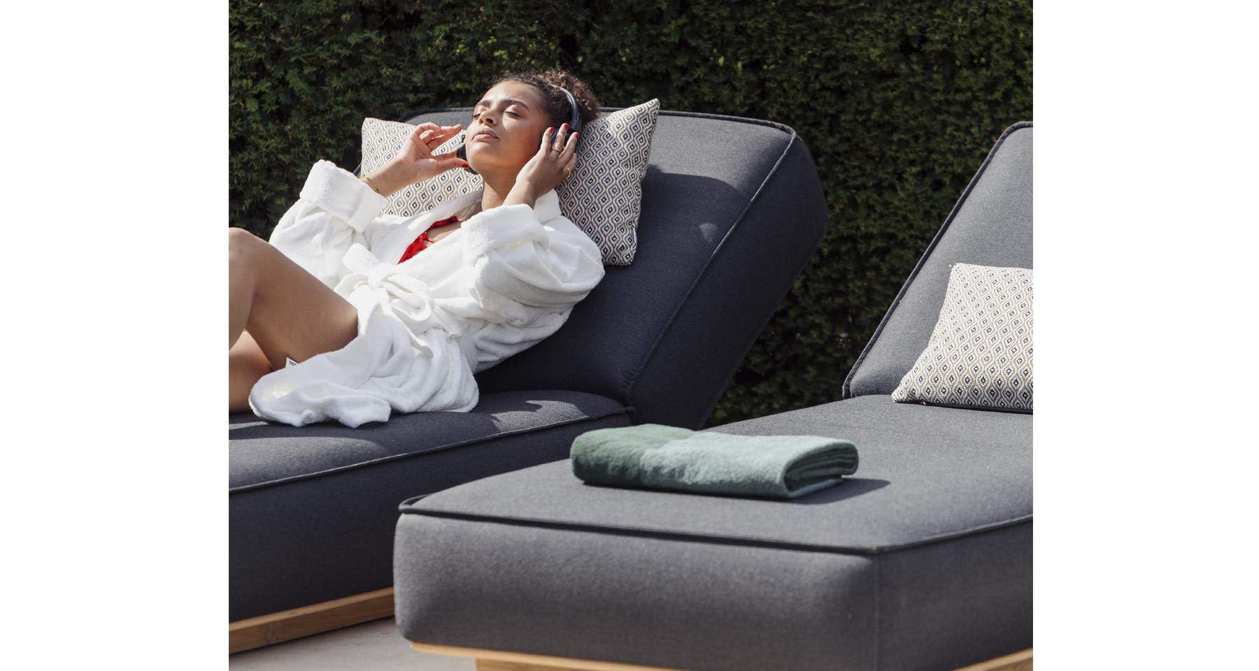 Bain de soleil luxe en bois de teck et matelas épais noir Juan