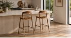 Lot de 2 chaises de bar en teck Miley - naturel - ambiance