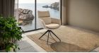 Lot de 2 fauteuils de repas en cuir Eva - beige - vue de face - ambiance