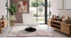 Fauteuil pivotant en tissu bouclé matelassé Angel’o - blanc d'argent - vue de face - pied socle - ambiance