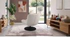 Fauteuil pivotant en tissu bouclé matelassé Angel’o - blanc d'argent - vue de dos - pied socle - ambiance