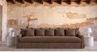 Canapé avec traversins pour assise profonde Burgos - tissu marron - vue de face - ambiance