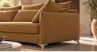 Canapé scandinave avec traversins Velvet - tissu moutarde - vue de côté - ambiance