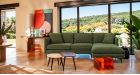 Canapé d'angle compact avec méridienne 128 cm Modene - tissu vert - vue de face - ambiance