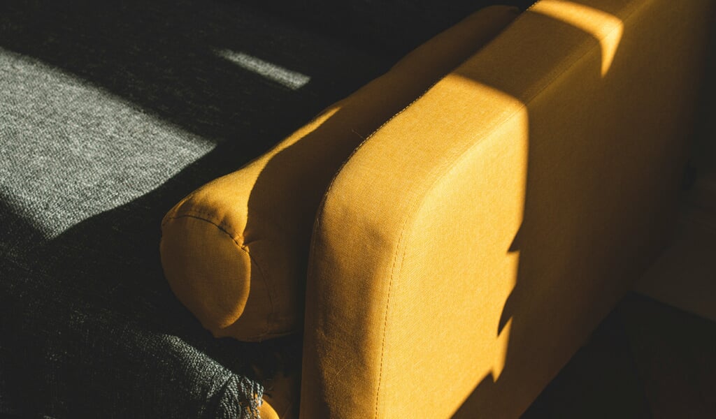 Canapé exposé à la lumière directe du soleil Canapé exposé au soleil