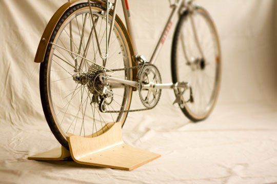 Béquille en bois pour ranger un vélo dans la maison