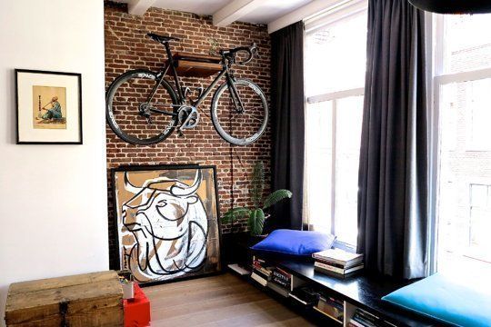 Etagère murale porte-vélo en appartement.
