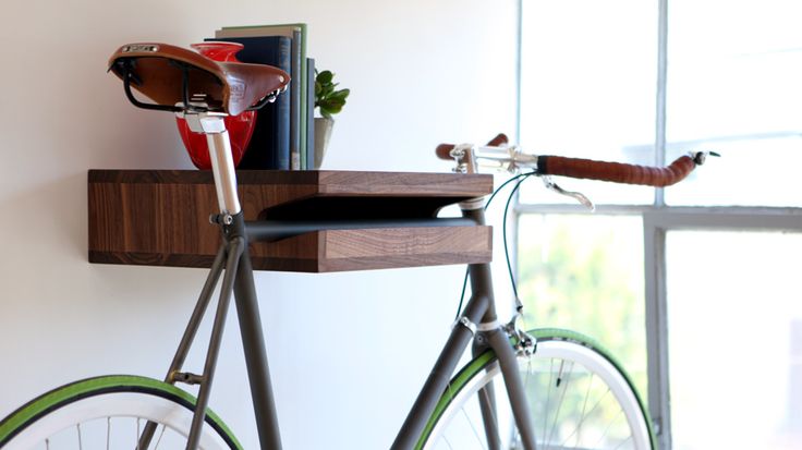 Etagère en bois porte-vélo intégré pour optimiser l'espace en appartement.