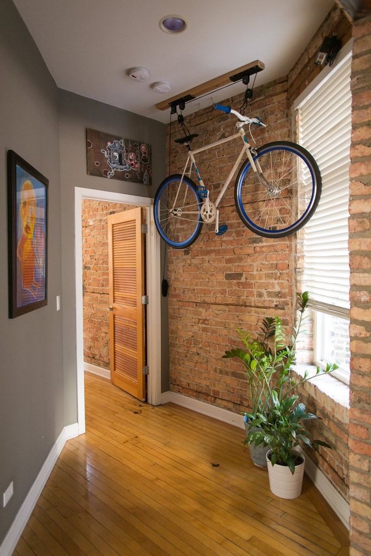 Vélo accroché au plafond dans le couloir, gain de place pratique et esthétique.