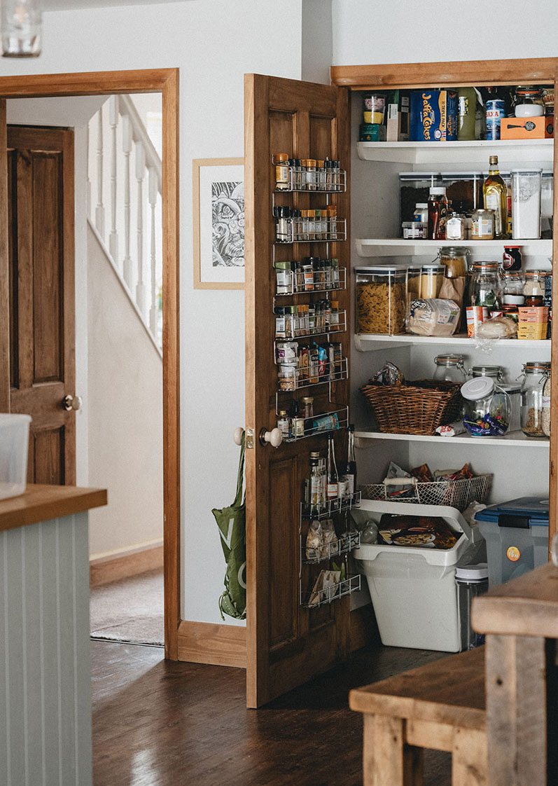 Rangements malins et espace optimisé dans les placards de la cuisine