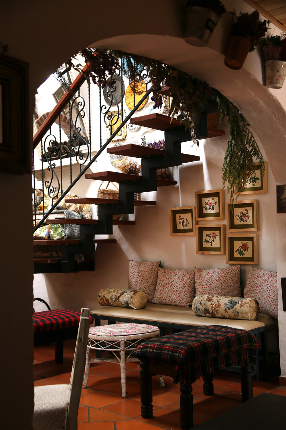 Un coin salon sous les escaliers