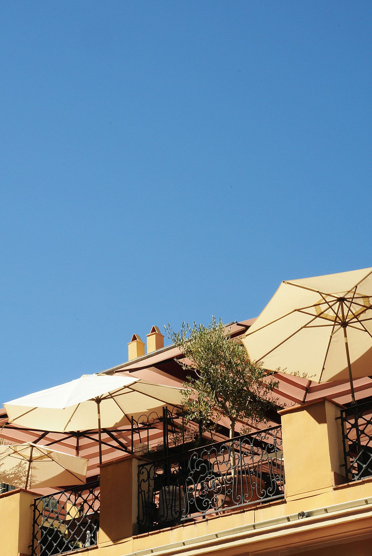 Parasols sur toit terrasse et grand balcon