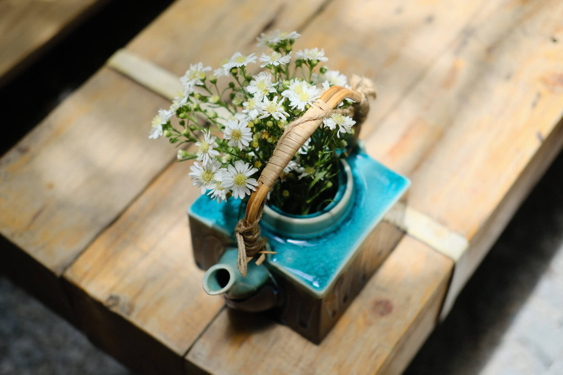 Déco récup : transformer une théière en vase pour fleurs : déco éclectique et originale