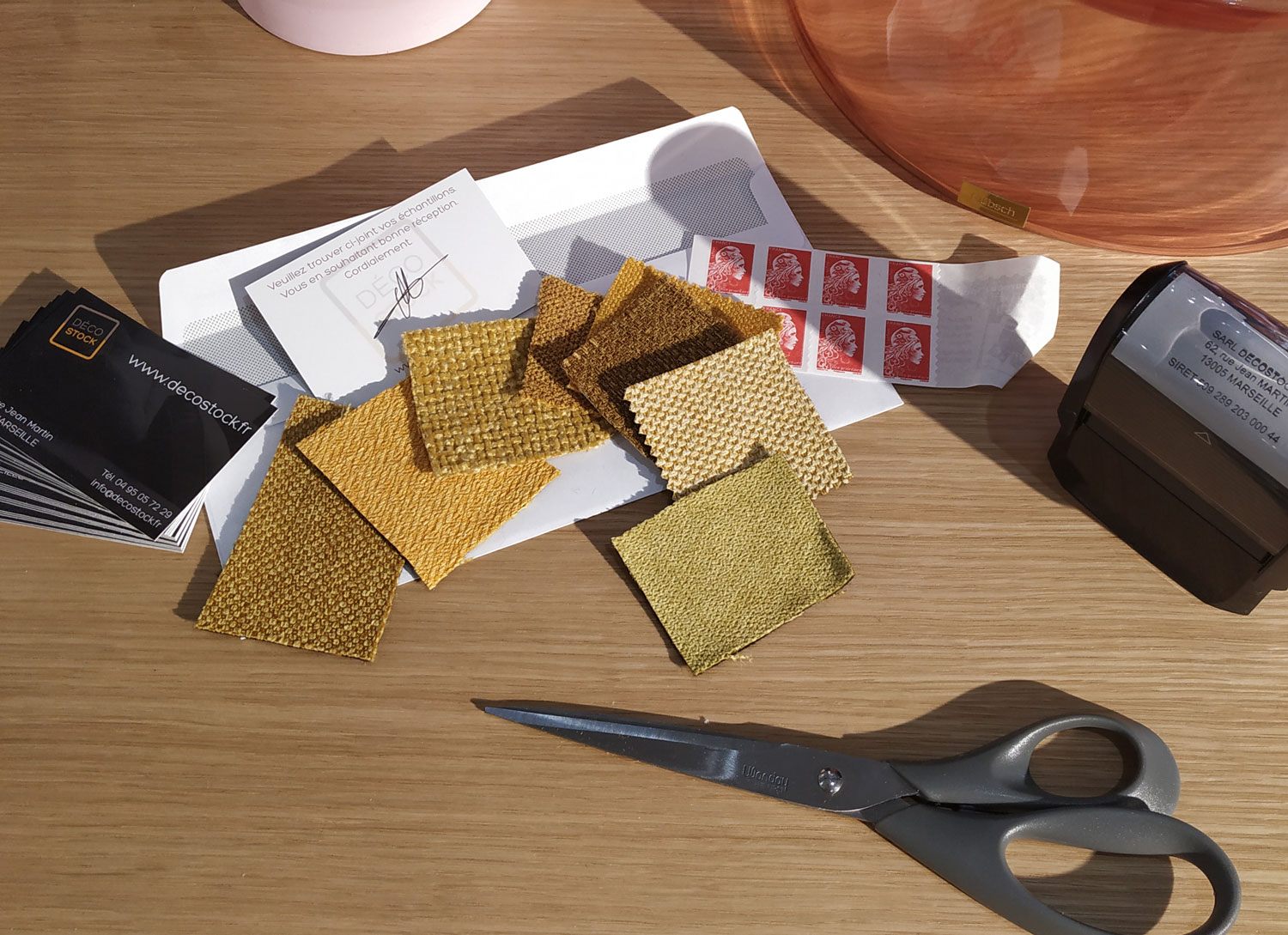 Demander des échantillons de tissus de canapés gratuits pour comparer les textures et les coloris
