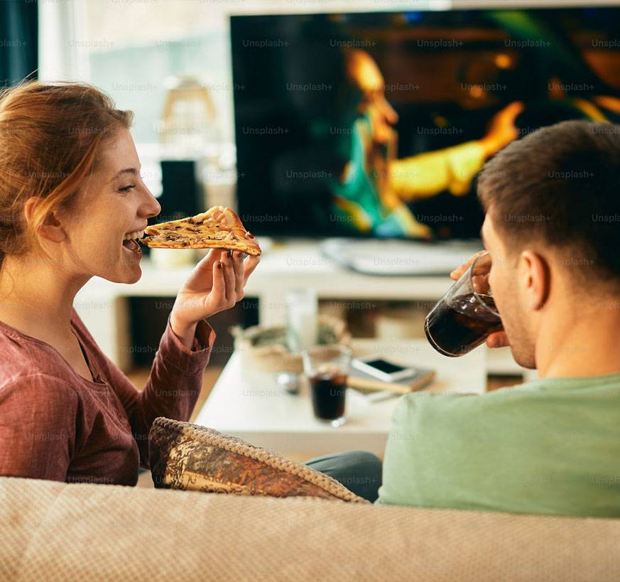 Repas-apéro pizza devant la télé : risques de tacher le canapé
