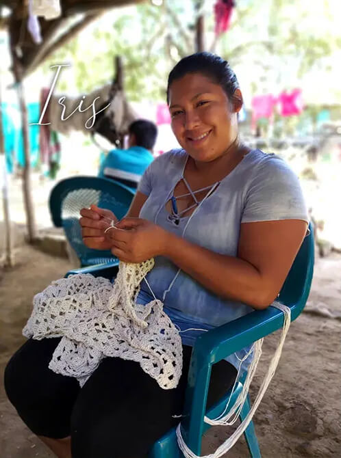 Iris fabrique des franges pour les hamacs au Nicaragua