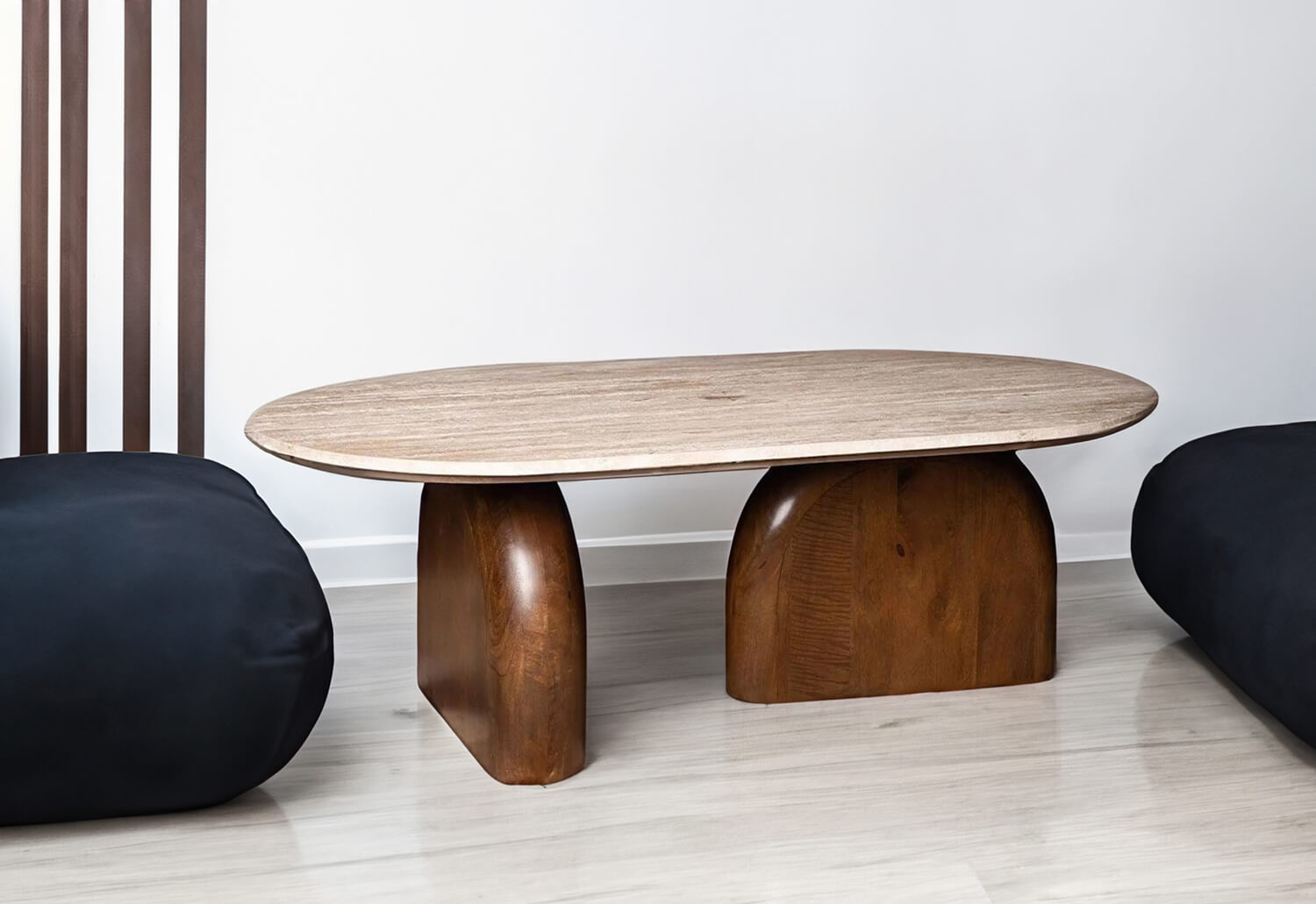 Table basse design forme organique pieds demi-cercles en bois massif et plateau en travertin