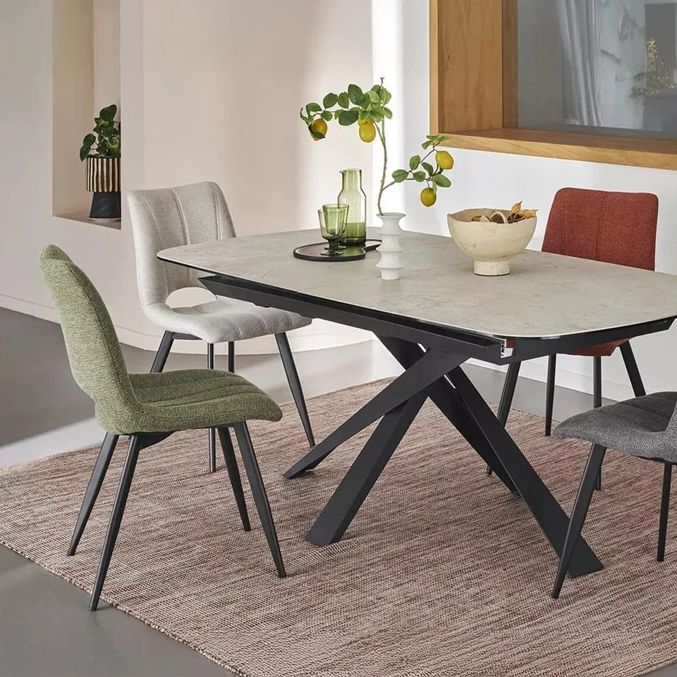 Girardeau Table extensible Volta et chaises Coralie en tissu coloré