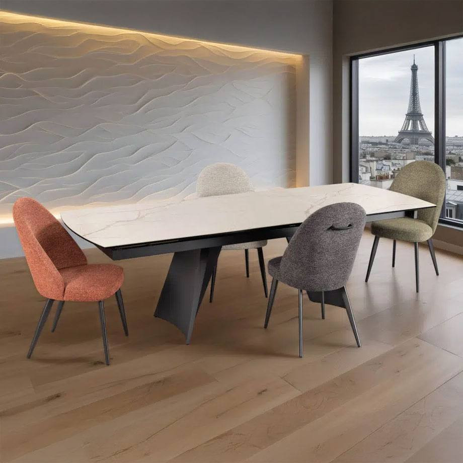 Chaises Elina et table Azalée par Girardeau