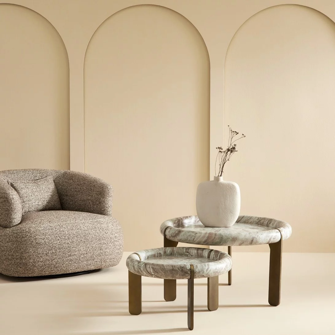 Fauteuil Regis et tables basses Prosper en marbre