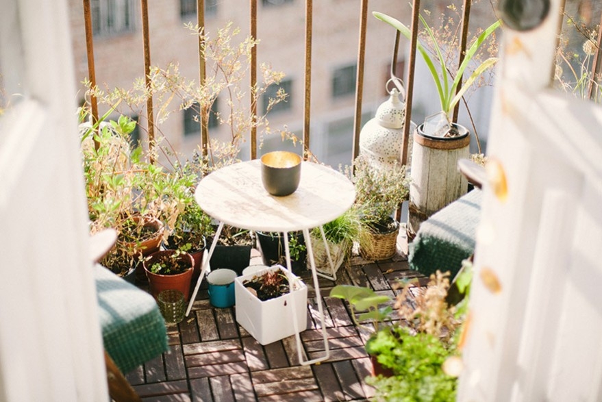 Idées pour aménager son balcon en jardin urbain accueillant